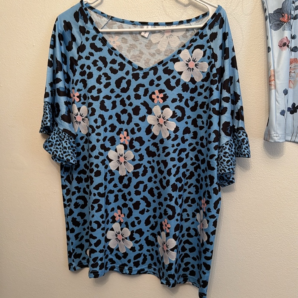 Chicyea Size Large Blue short sleeve animal print blue